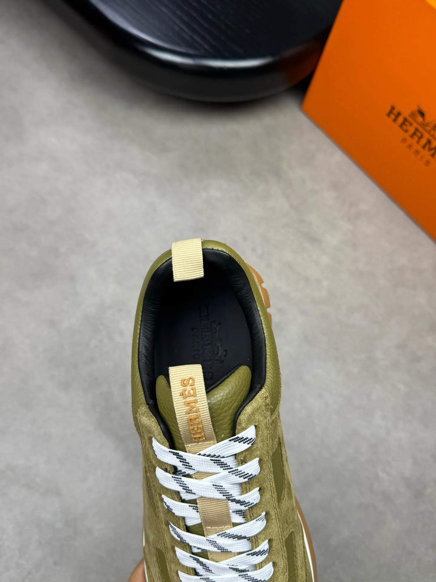 [HERMES] Hermes men's shoes 💰: 800💰 - High-end quality original items 🔍🔍🔍 casual sports shoes - Upper: 🔝 pebbled calfskin, suede calfskin, shoe body forged ´H´ totem, tongue webbing injection molded brand logo - Lining: brand canvas, foot pads; water-dyed cowhide -Outsole: Ultra-light T men's shoes 💰U foam; two-color molded outsole -Ultra-high quality control and fine workmanship: highlighted (high-end, extravagance, grade) -Size: 38-44 (45, can be customized)